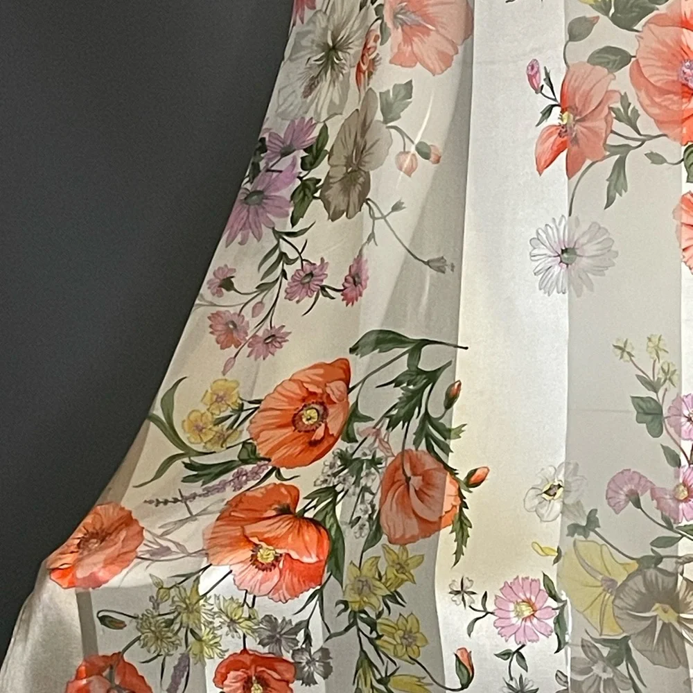 Lovely Valentino Garavani Silk Scarf Floral 34 In Excellent Condition
